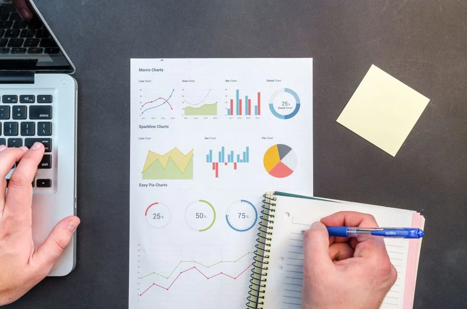 Gros plan sur une femme travaillant sur un projet de marketing digital dans un bureau à domicile.